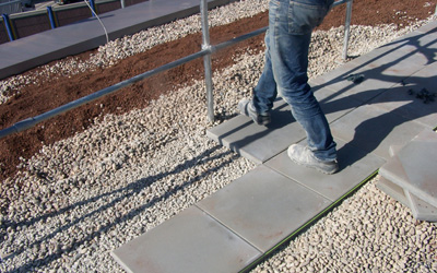 La base pour balustrade est intégrée à la surface de la terrasse. 
