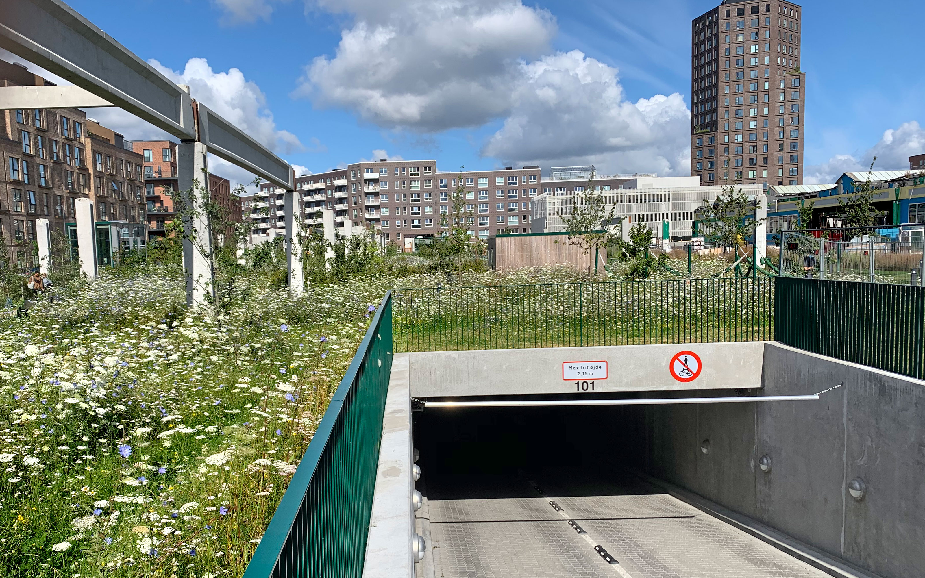 Jardin sur le toit d'un garage souterrain