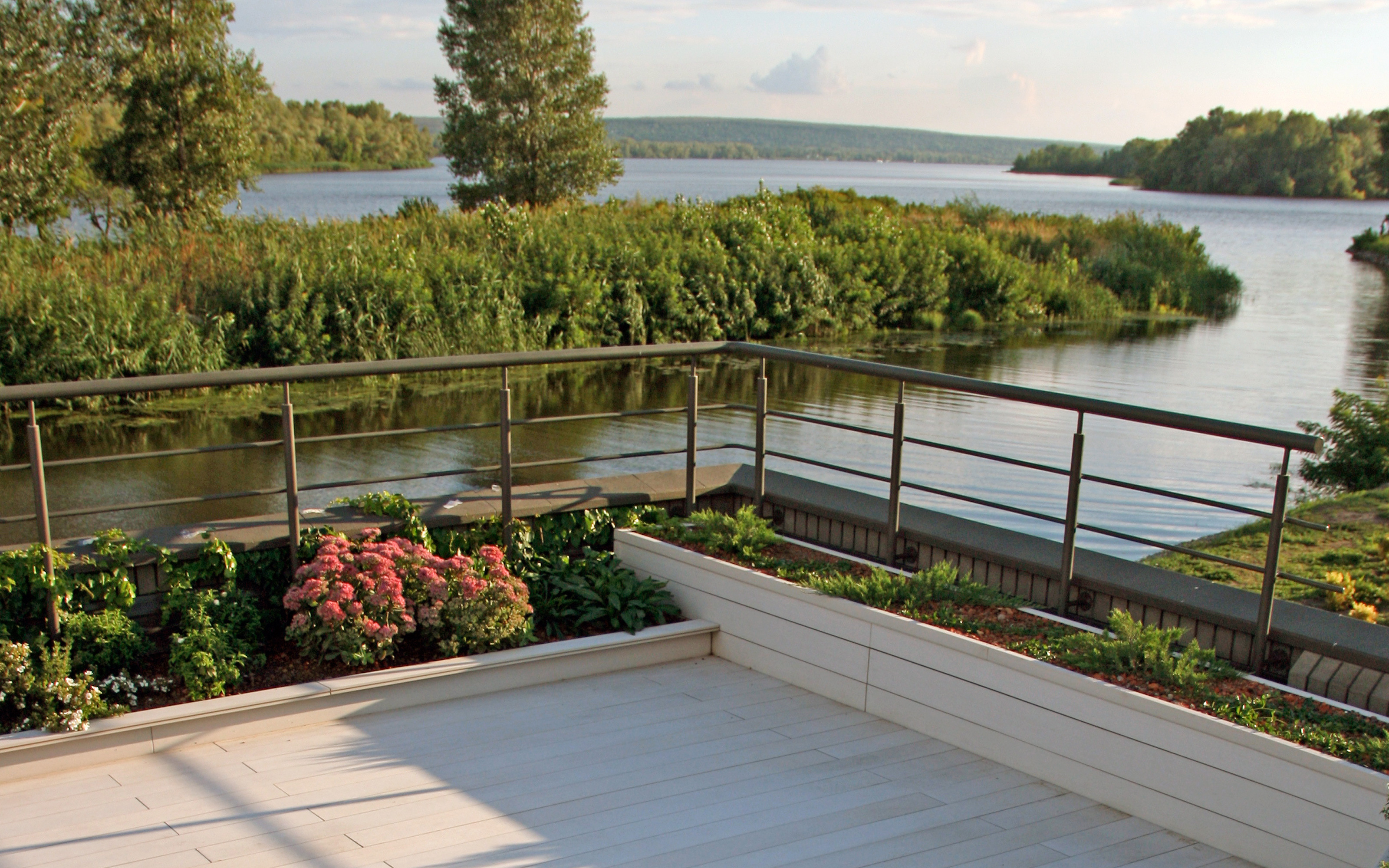 Toiture jardin avec terrasse en bois et garde-corps