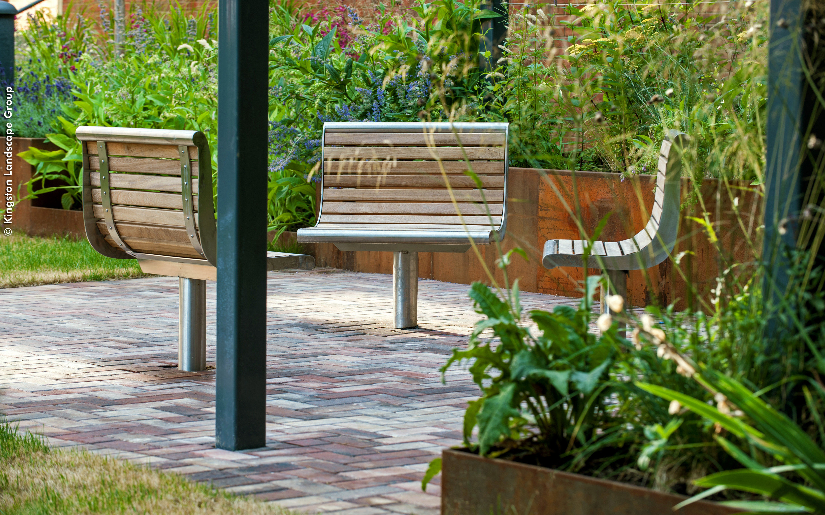Sièges entourés d'espaces verts