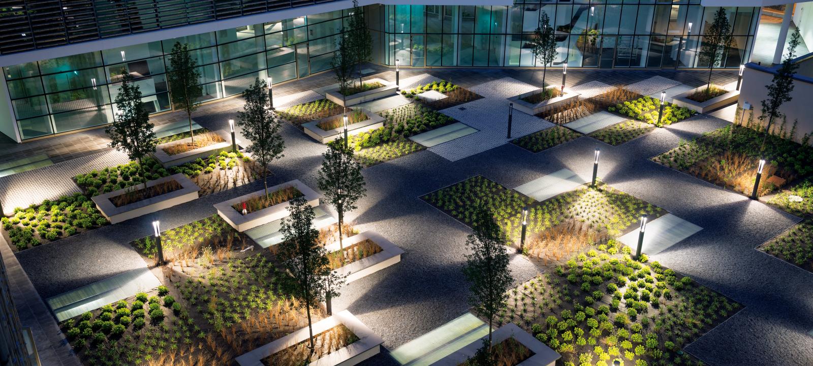 Cour verte illuminée la nuit