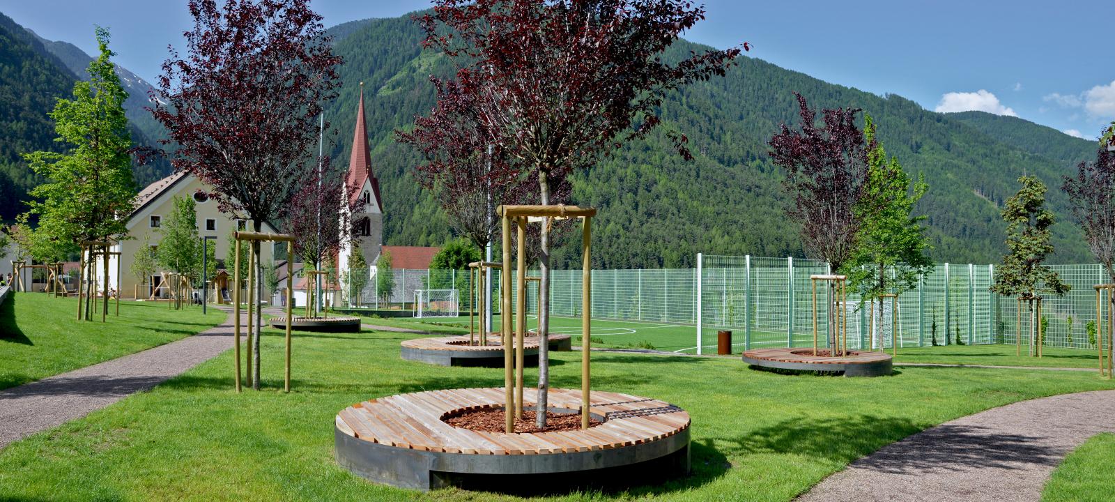 Jardin public arboré et mobilier pour s’asseoir