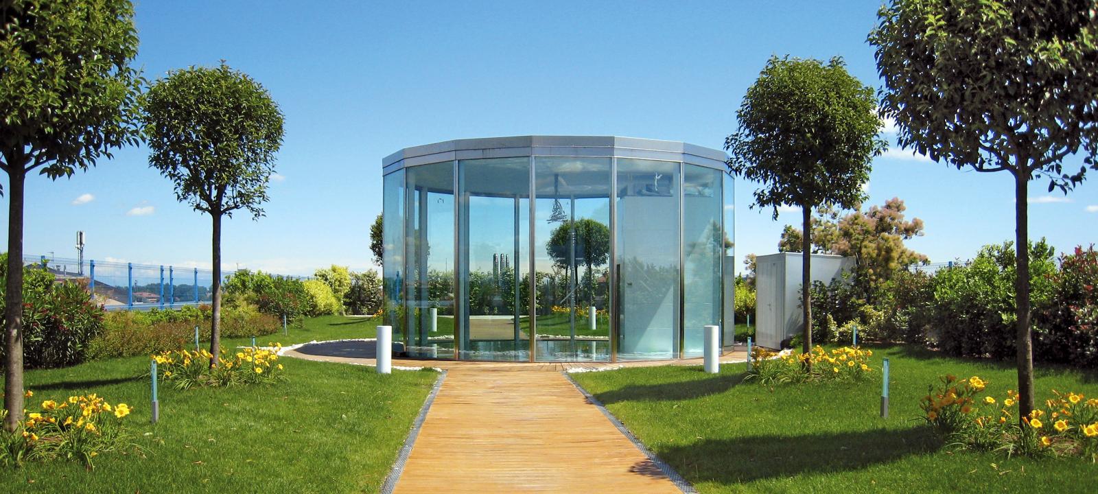 Jardin sur le toit avec pelouse et petits arbres