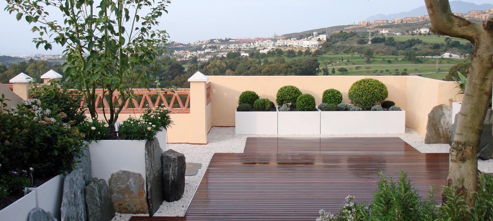 Terrasse avec habillage en bois et bacs à végétaux