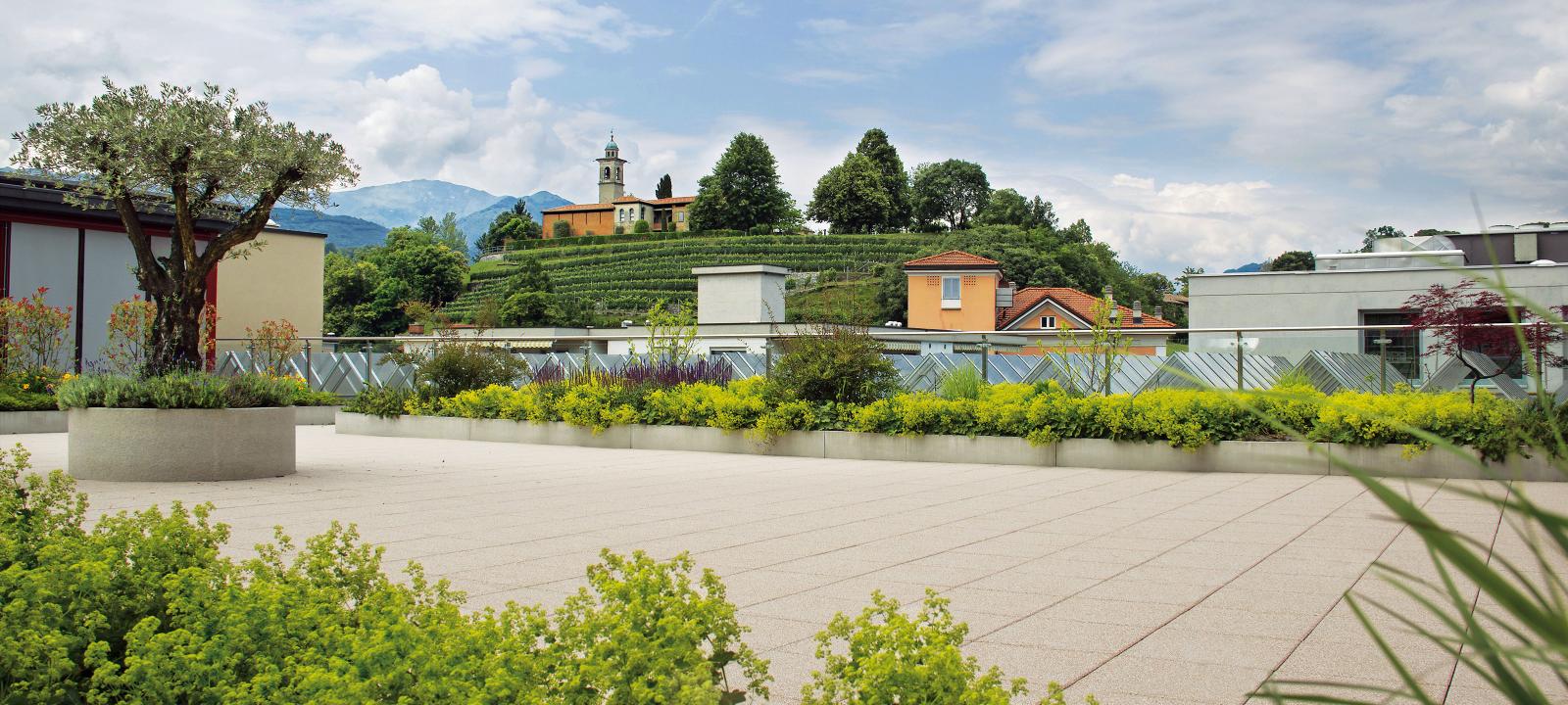 Allée piétonne sur le toit