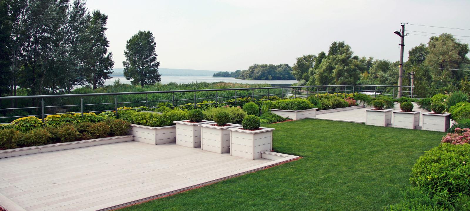 Toit vert avec pelouse, arbustes et terrasse en bois