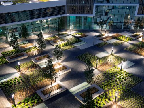 Cour verte illuminée la nuit