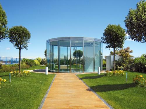 Jardin sur le toit avec pelouse et petits arbres