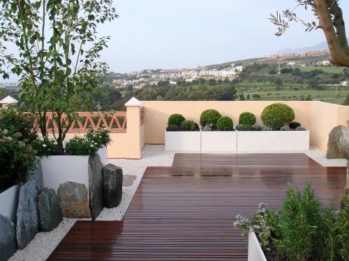 Terrasse avec habillage en bois et bacs à végétaux