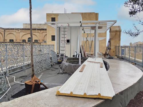 Roof garden with a tree anchored by Robafix®