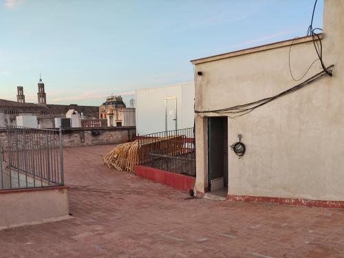 Tuiles en céramique sur le toit