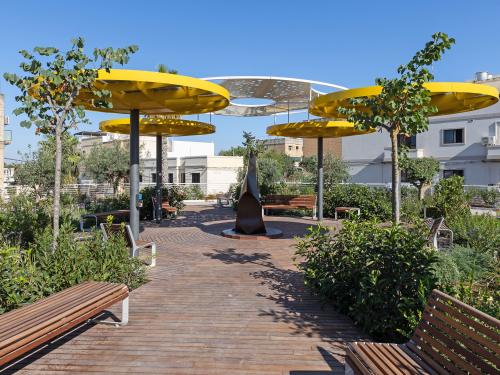 Toit vert avec parasols circulaires