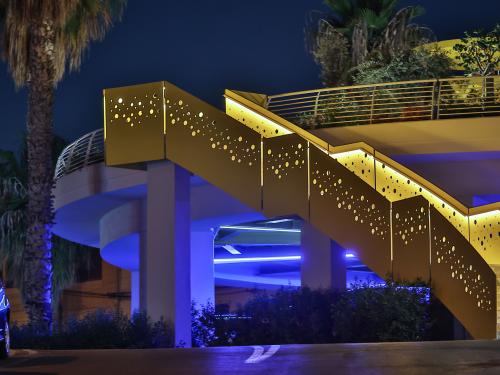 Escalier menant à un toit vert de nuit