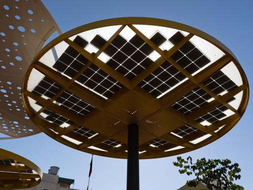 Panneaux solaires intégrés aux grands parasols
