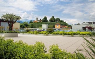 Allée piétonne sur le toit