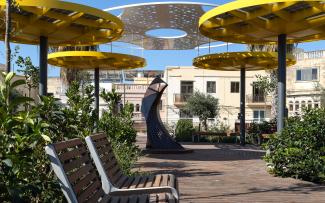 Toiture jardin avec parasols circulaires