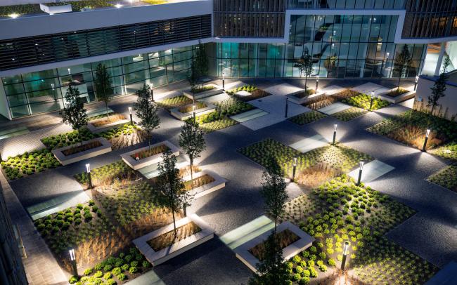 Cour verte illuminée la nuit
