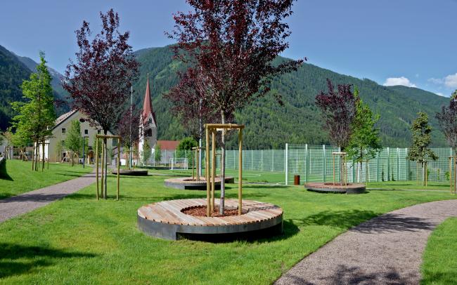 Jardin public arboré et mobilier pour s’asseoir