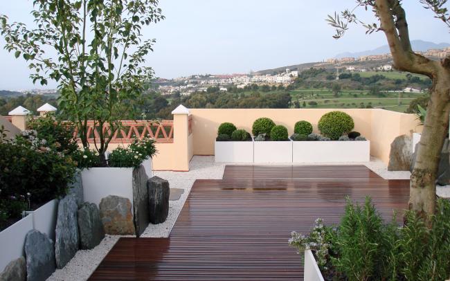 Terrasse avec habillage en bois et bacs à végétaux
